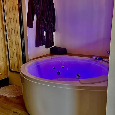 Luxury Love & Spa Apartment